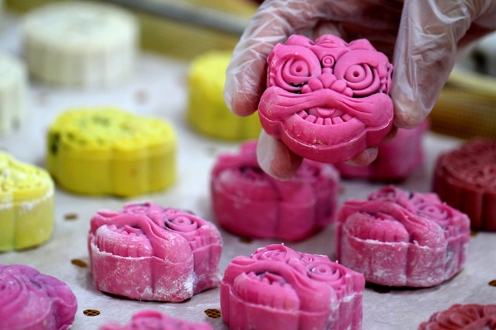 2024年9月10日，山东滨州，邹平市高新街道仁孝善糕点坊，工作人员加班加点制作月饼。
