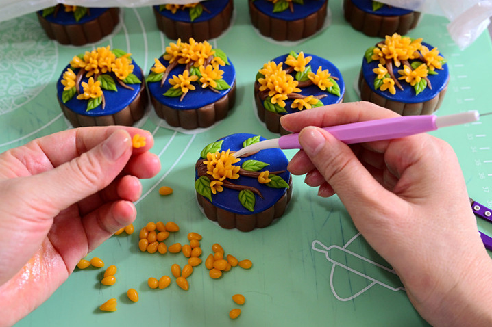 2025年9月18日，浙江金华，婺城区百荷寻味创意美食工作坊内，工作人员赶制纯手工文创桂花“国潮月饼”，供应中秋节日市场。

