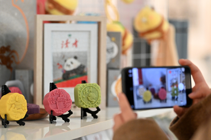 2025年9月29日，甘肃兰州，在读者杂志社展出印有当地历史文化、名胜古迹元素的文创月饼吸引参观者。中秋将至，兰州文创月饼市场新意十足，读者杂志社、甘肃省博物馆等推出设计元素取自铜奔马、彩陶、中山桥、黄河母亲等甘肃文化元素的文创月饼吸引民众前来参观选购。