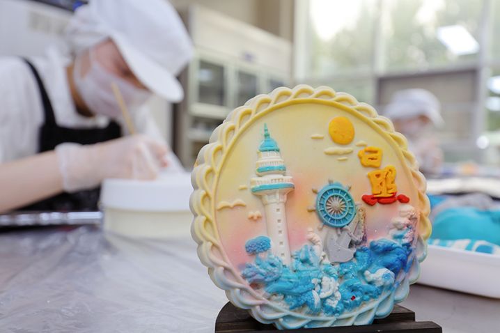 2025年10月1日，山东日照，一款融合本地特色的“日照地标”文创月饼上市。该月饼由“90后”焦文倩原创设计，外包装与饼面图案融入“日照黑陶文化”“摩崖石刻”“灯塔景区”“万平口”“五莲山”等地标符号，馅料也暗藏本地风味。
