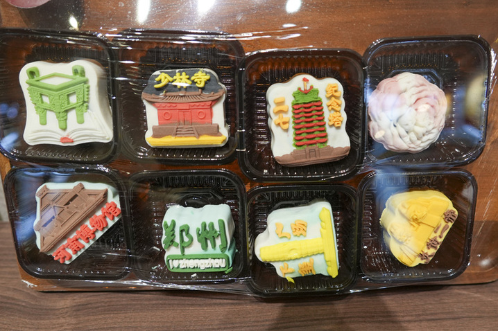 2025年10月5日，中秋节将至，河南郑州市文创月饼市场“新意”十足，融入少林寺、二七纪念塔、炎黄二帝等河南文化元素的文创月饼吸引众多市民前来选购。