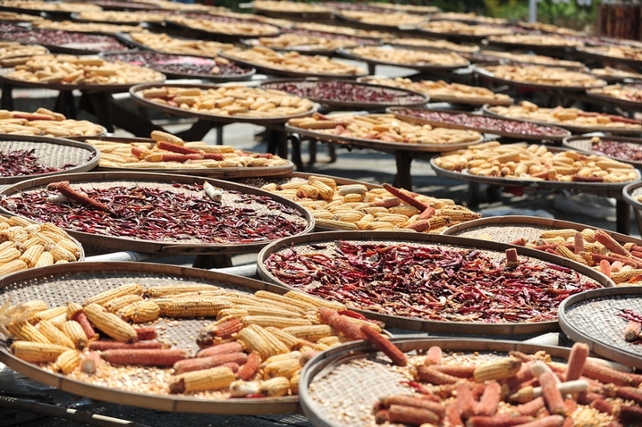 2025年10月5日，安徽黄山，呈坎古村晒秋场景。
