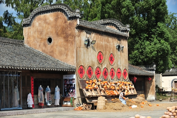 2025年10月5日，安徽黄山，呈坎古村晒秋场景。
