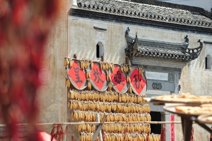 2025年10月5日，安徽黄山，呈坎古村晒秋场景。来源：贺友保/视觉中国
