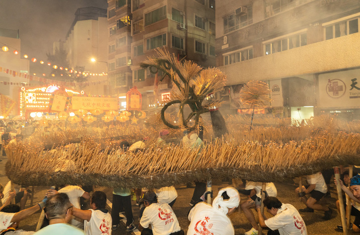 2025年10月5日晚，香港“大坑舞火龙”再度于铜锣湾大坑的大街小巷上演。“大坑舞火龙”2011年被列入国家级非物质文化遗产代表性项目名录，是香港庆祝中秋节的重要节庆盛事活动。图为大坑街坊用67米长的“大火龙”进行“起结龙团”（又称“打龙饼”）表演。   