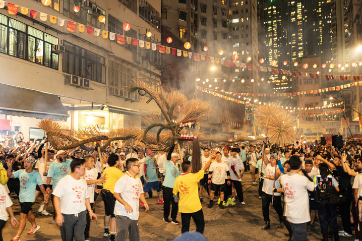 2025年10月5日晚，香港“大坑舞火龙”再度于铜锣湾大坑的大街小巷上演。“大坑舞火龙”2011年被列入国家级非物质文化遗产代表性项目名录，是香港庆祝中秋节的重要节庆盛事活动。图为大坑街坊舞动67米长的“大火龙”。