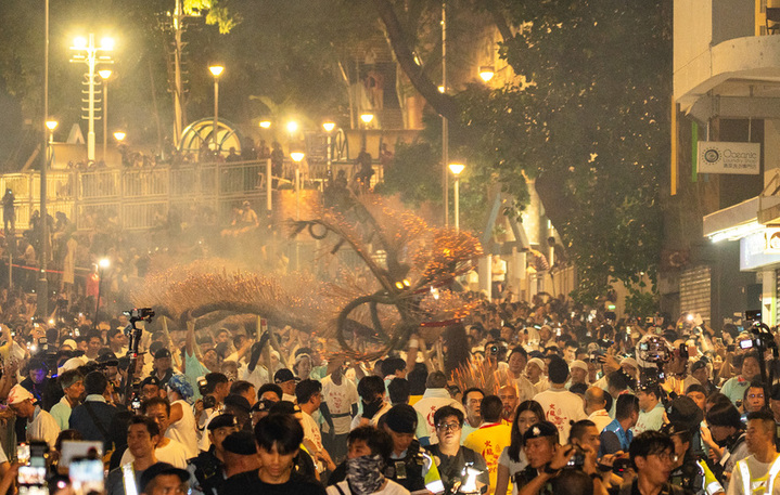 2025年10月5日晚，香港“大坑舞火龙”再度于铜锣湾大坑的大街小巷上演。“大坑舞火龙”2011年被列入国家级非物质文化遗产代表性项目名录，是香港庆祝中秋节的重要节庆盛事活动。图为大坑街坊舞动67米长的“大火龙”。来源：侯宇(香港分社摄影部)/中新社/视觉中国
