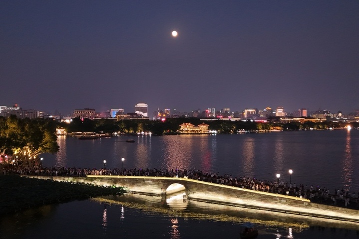 2025年10月6日，杭州，中秋夜晚，市民游客齐聚西湖断桥共赏明月。
