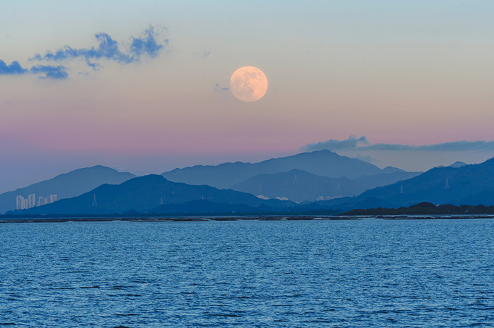 2025年10月6日，时值中秋佳节，市民游客在深圳湾公园欣赏海上月升。
