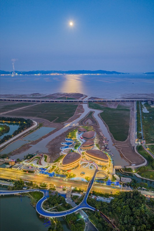 2025年10月6日，浙江温州，中秋夜，月光映照乐清市水面。
