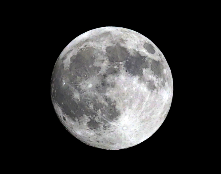 2025年10月6日，上海，中秋超级月亮亮相夜空。
