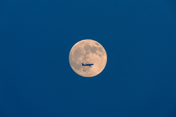 2025年10月6日，重庆铁山坪森林公园，中秋节月升时，多架飞机在夜空飞行，形成“飞机穿月”。

