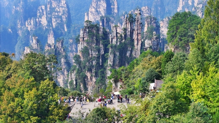 2025年10月12日，湖南张家界，国家森林公园天子山、黄石寨景区云雾缭绕。