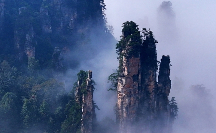 2025年10月12日，湖南张家界，国家森林公园天子山、黄石寨景区云雾缭绕。