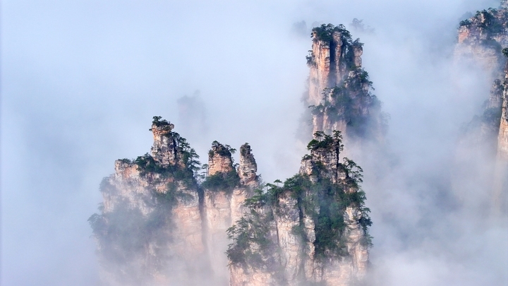 2025年10月12日，湖南张家界，国家森林公园天子山、黄石寨景区云雾缭绕。邓道理/视觉中国