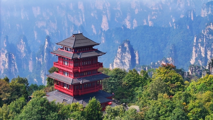 2025年10月12日，湖南张家界，国家森林公园天子山、黄石寨景区云雾缭绕。