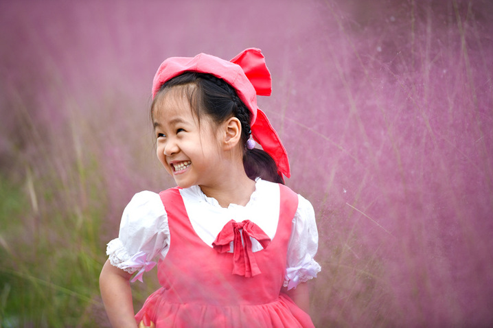 2025年10月12日，游客一家人在南京长江三桥湿地公园粉黛乱子草花海里赏景游玩。