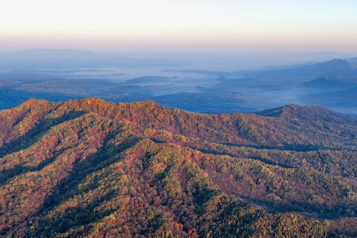 2025年10月12日，黑龙江省哈尔滨市五常市，磨盘山漫山遍野五颜六色的树叶，如大自然打翻的调色盘，美不胜收。