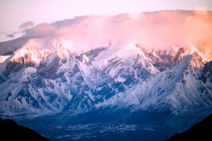 2025年10月10日，新疆塔什库尔干塔吉克自治县，朝阳映照下的慕士塔格峰。
