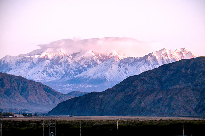 2025年10月10日，新疆塔什库尔干塔吉克自治县，朝阳映照下的慕士塔格峰。
