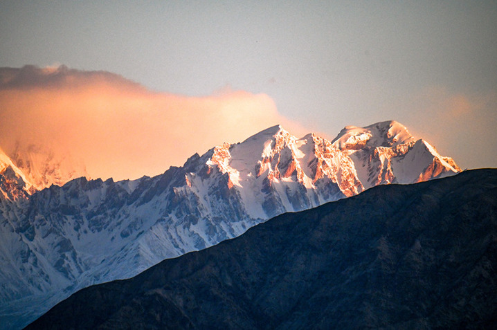 2025年10月10日，新疆塔什库尔干塔吉克自治县，朝阳映照下的慕士塔格峰。
