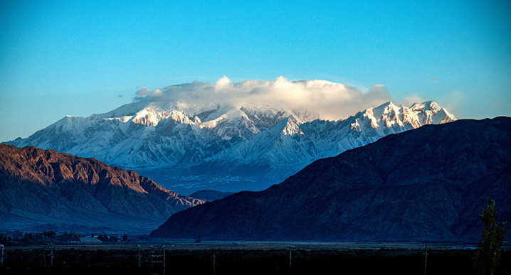 慕士塔格峰地处新疆帕米尔高原东麓，海拔7500多米，山体浑圆，状似馒头，常年积雪，有“冰川之父”之称。