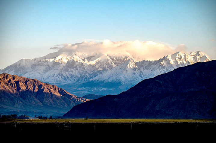 2025年10月10日，新疆塔什库尔干塔吉克自治县，朝阳映照下的慕士塔格峰。来源：鲍赣生/视觉中国



