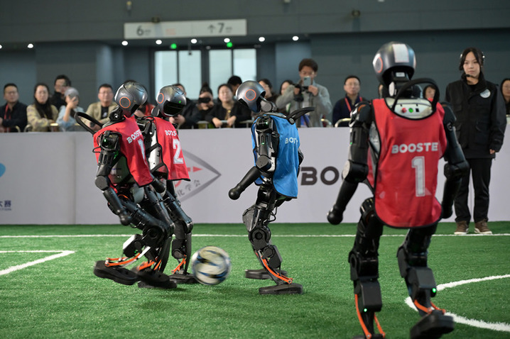 2025年10月17日，2025中国机器人大赛暨RoboCup机器人世界杯中国赛在河北石家庄举行。本届比赛吸引清华大学、上海交通大学等国内300余所高校参赛，众多机器人爱好者一同见证科技盛宴。图为机器人足球赛现场。