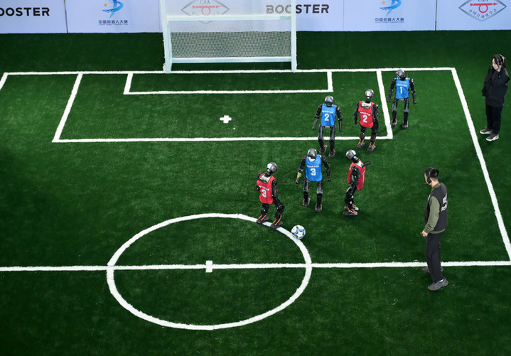 2025年10月17日，2025中国机器人大赛暨RoboCup机器人世界杯中国赛在河北石家庄举行。本届比赛吸引清华大学、上海交通大学等国内300余所高校参赛，众多机器人爱好者一同见证科技盛宴。图为机器人足球赛现场。