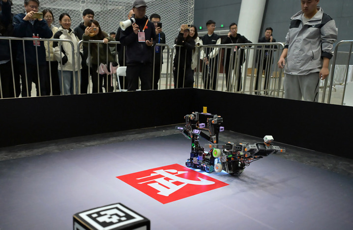 2025年10月17日，2025中国机器人大赛暨RoboCup机器人世界杯中国赛在河北石家庄举行。本届比赛吸引清华大学、上海交通大学等国内300余所高校参赛，众多机器人爱好者一同见证科技盛宴。图为武术擂台赛现场。 