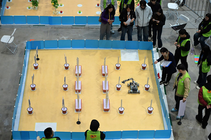 2025年10月17日，2025中国机器人大赛暨RoboCup机器人世界杯中国赛在河北石家庄举行。本届比赛吸引清华大学、上海交通大学等国内300余所高校参赛，众多机器人爱好者一同见证科技盛宴。图为节水灌溉机器人比赛现场。