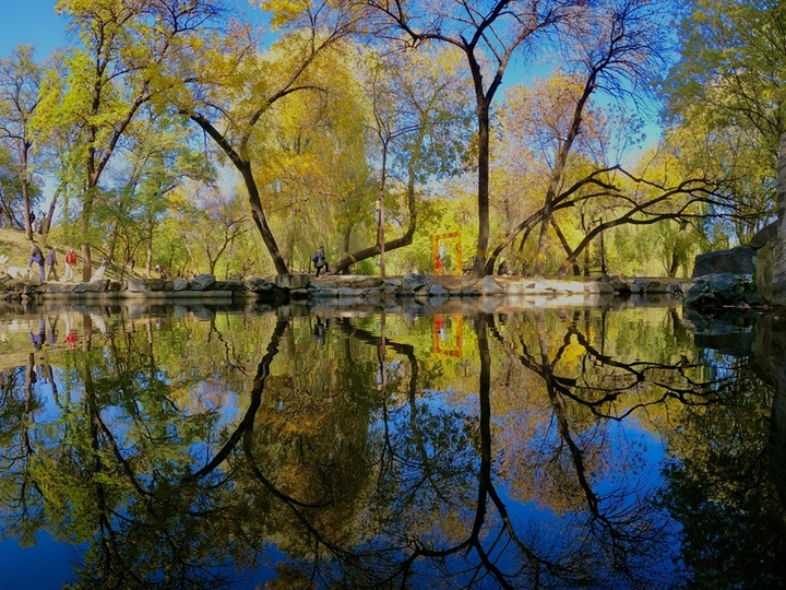 不少游客或漫步于林间小道，欣赏着秋景；或在湖边驻足，用镜头记录下这醉人的秋色。一位摄影爱好者表示：“这里的秋天太有氛围感了，每一处角落都像精心构图的油画，怎么拍都好看。”
