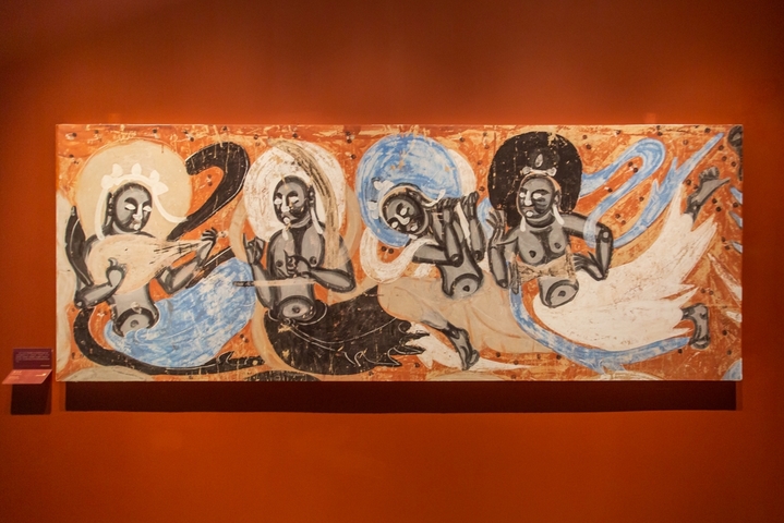 2025年10月23日，上海，“何以敦煌·念念回响”敦煌文化艺术公益展于艺丰中心正式启幕。