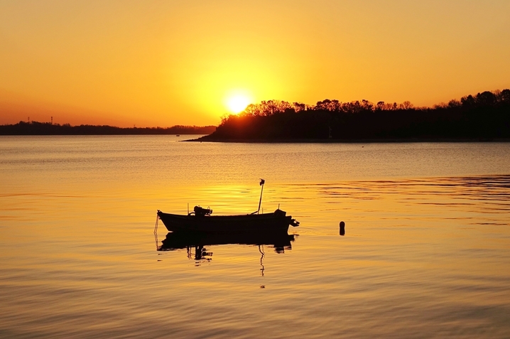 2025年12月8日，山东青岛，日出时分，素有“海上西湖”美誉的唐岛湾波光粼粼，水天一色，如画美景令人心旷神怡。