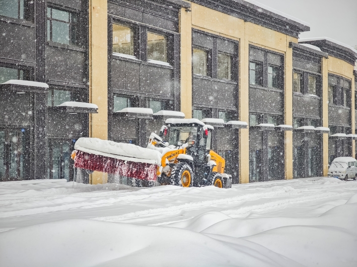 2025年12月10日，新疆阿勒泰，新疆阿勒泰降大雪，铲雪车和工人紧急清扫道路，保障市民出行安全。