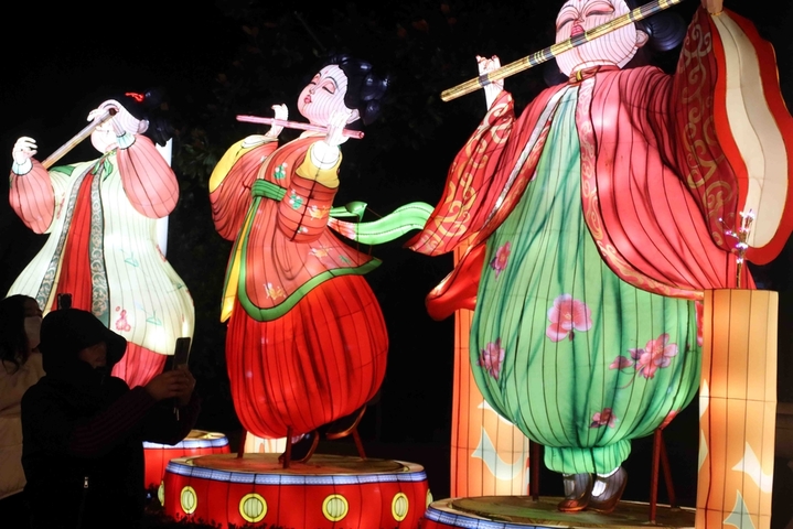 2025年12月21日晚，市民和游客在苏州公园迎新灯会上赏灯游玩。