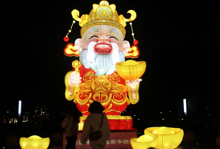 2025年12月21日晚，市民和游客在苏州公园迎新灯会上赏灯游玩。