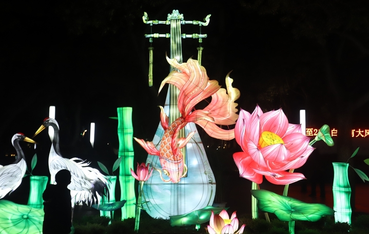 2025年12月21日晚，市民和游客在苏州公园迎新灯会上赏灯游玩。