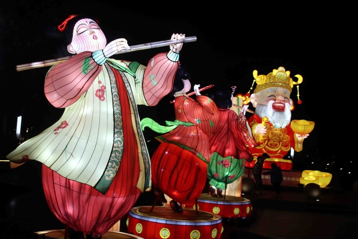 2025年12月21日晚，苏州公园举办的迎新灯会吸引众多市民和游客前来赏灯。这场融合四川自贡非遗彩灯技艺与地道姑苏风韵的灯会，为即将到来的新年增添了喜庆氛围。王建康/IC photo