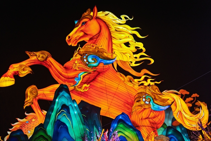 2025年12月24日，南京市，在第40届秦淮灯会白鹭洲公园展区拍摄的灯组。当日，“灯映华彩 夜泊秦淮”白鹭洲公园精品灯彩艺术展区开启部分灯组试灯，为第40届秦淮灯会启幕预热。