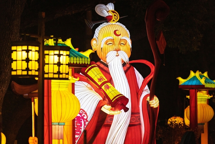 2025年12月24日，南京市，在第40届秦淮灯会白鹭洲公园展区拍摄的灯组。当日，“灯映华彩 夜泊秦淮”白鹭洲公园精品灯彩艺术展区开启部分灯组试灯，为第40届秦淮灯会启幕预热。