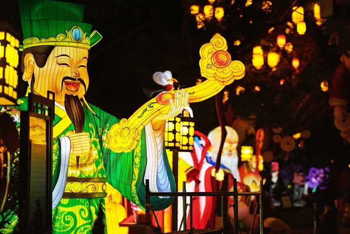 2025年12月24日，南京市，在第40届秦淮灯会白鹭洲公园展区拍摄的灯组。当日，“灯映华彩 夜泊秦淮”白鹭洲公园精品灯彩艺术展区开启部分灯组试灯，为第40届秦淮灯会启幕预热。