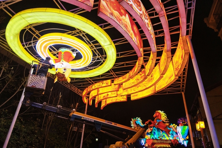 2025年12月24日，南京市，在第40届秦淮灯会白鹭洲公园展区拍摄的灯组。当日，“灯映华彩 夜泊秦淮”白鹭洲公园精品灯彩艺术展区开启部分灯组试灯，为第40届秦淮灯会启幕预热。