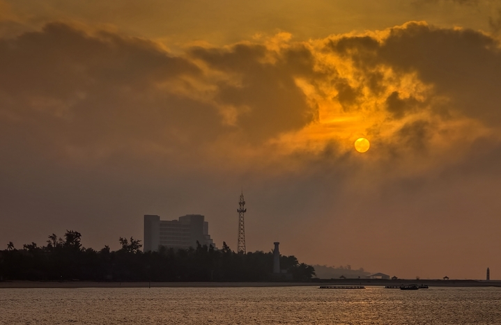 2025年12月25日，海南省文昌市清澜湾，云蒸霞蔚美景如画。
