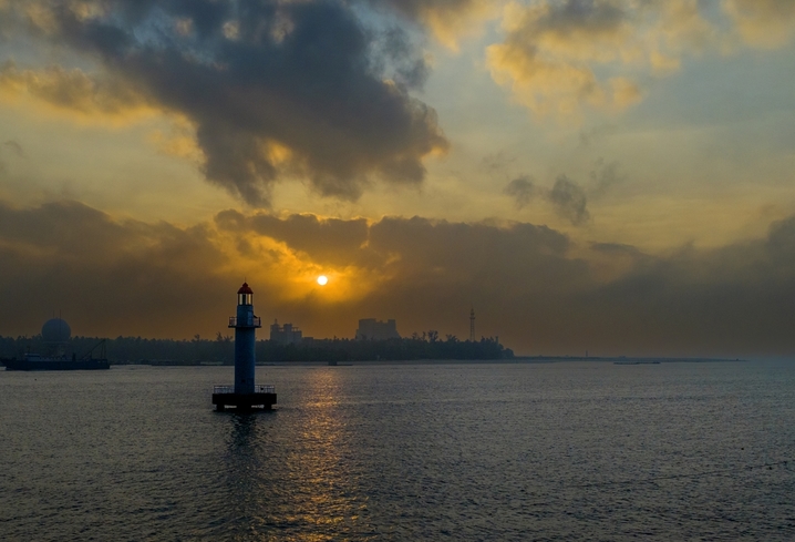 2025年12月25日，海南省文昌市清澜湾，云蒸霞蔚美景如画。
