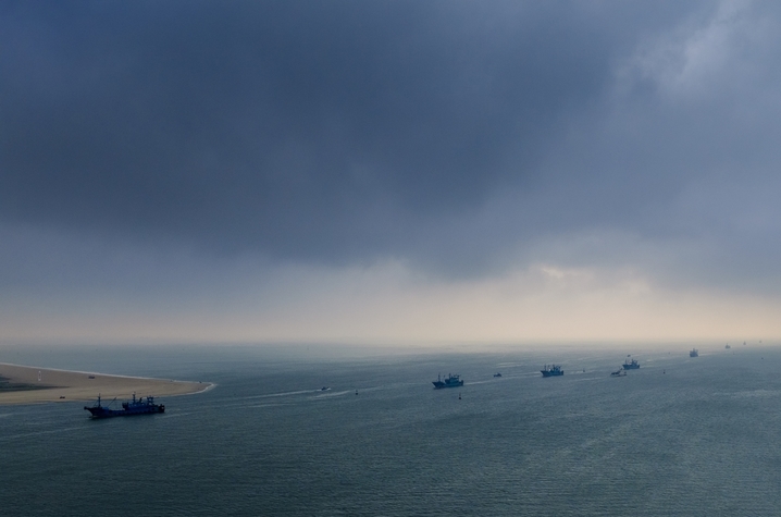 2025年12月25日，海南省文昌市清澜湾，云蒸霞蔚美景如画。来源：刘国兴/IC photo

