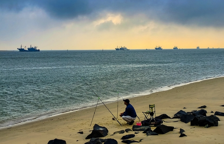 2025年12月25日，海南省文昌市清澜湾，云蒸霞蔚美景如画。
