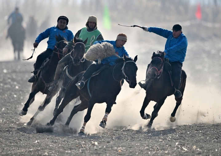  2025年12月25日，在新疆巴州焉耆回族自治县包尔海乡一处赛场，农牧民在参与刁羊比赛。
