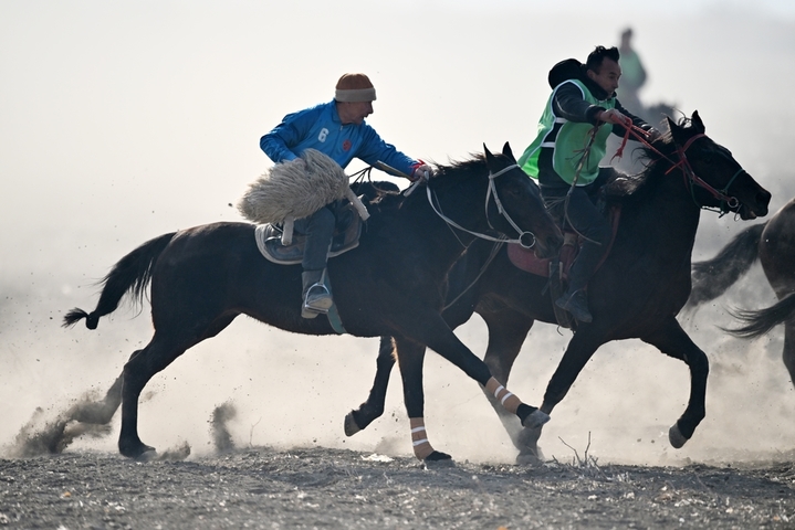  2025年12月25日，在新疆巴州焉耆回族自治县包尔海乡一处赛场，农牧民在参与刁羊比赛。
