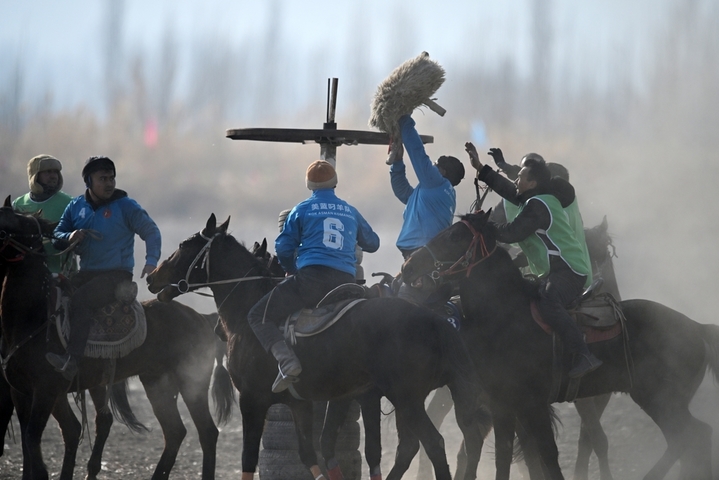  2025年12月25日，在新疆巴州焉耆回族自治县包尔海乡一处赛场，农牧民在参与刁羊比赛。
